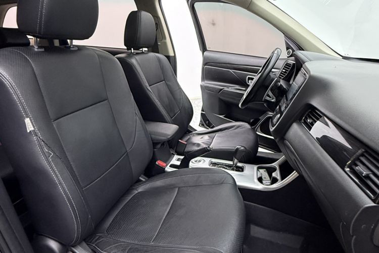 Used Mitsubishi Outlander 2016 2.4L 4x4 Luxury Edition 7-Seater Interior 4