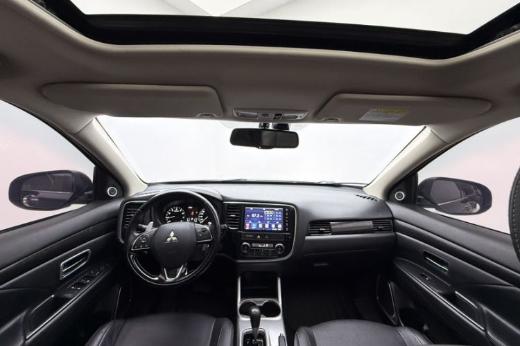 Used Mitsubishi Outlander 2016 2.4L 4x4 Luxury Edition 7-Seater Interior 5