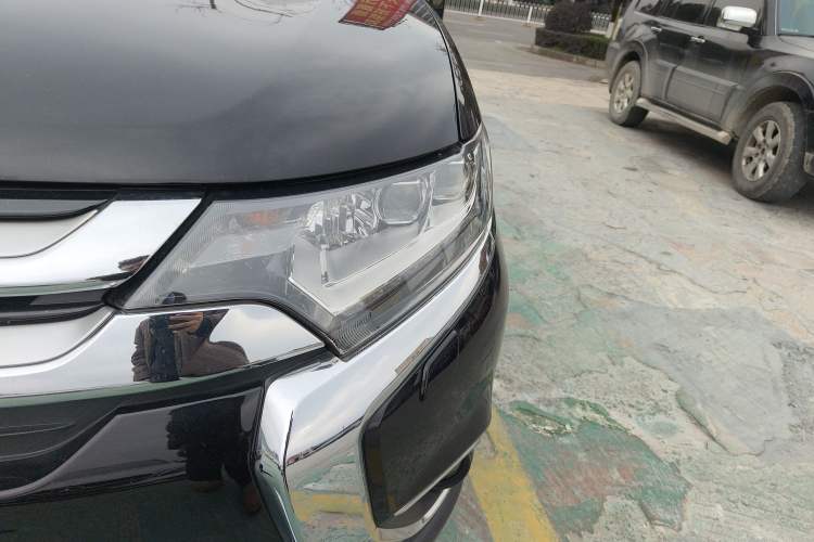 Used Mitsubishi Outlander 2016 2.4L 4x4 Elite Edition 7-Seater Left Front Headlight