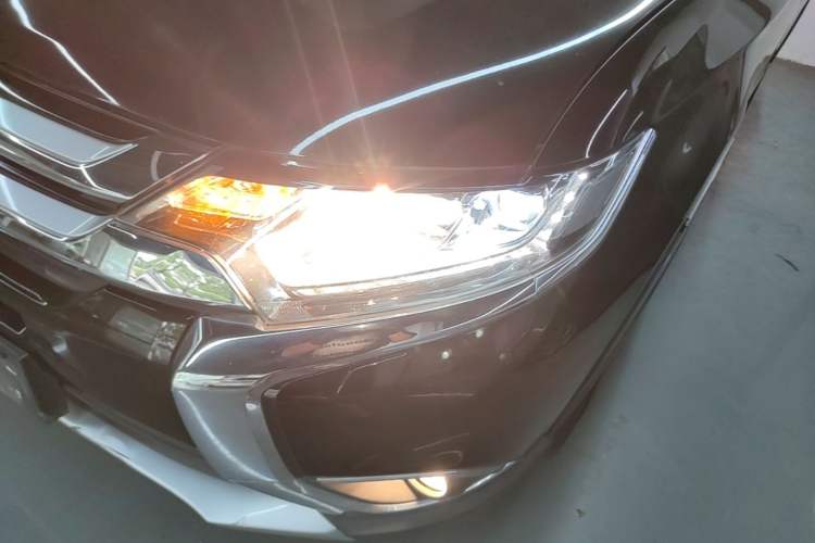 Used Mitsubishi Outlander 2016 2.4L 4x4 Elite Edition 5 Seats Left Front Headlight