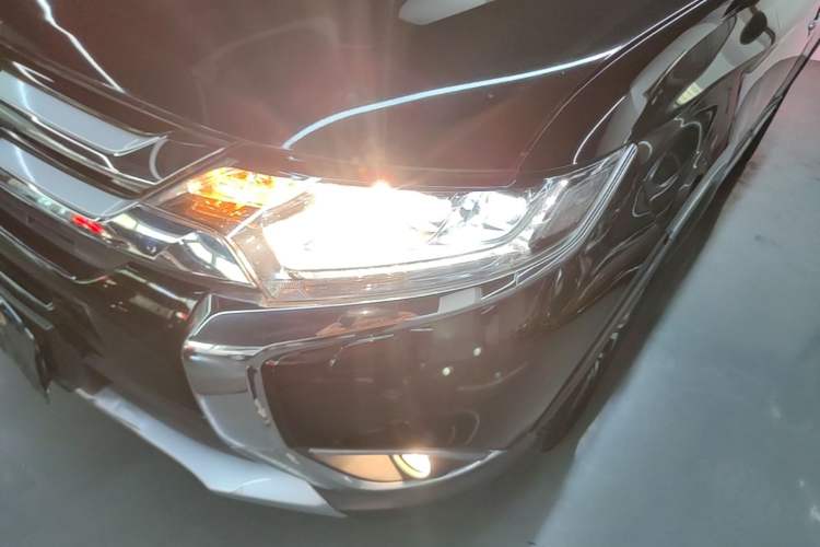 Used Mitsubishi Outlander 2016 2.4L 4x4 Elite Edition 5 Seats Left Front Headlight
