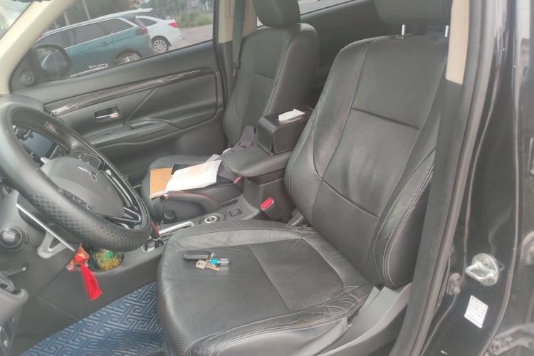 Used Mitsubishi Outlander 2016 2.4L 4x4 Luxury Edition 7-Seater Left Front Seat