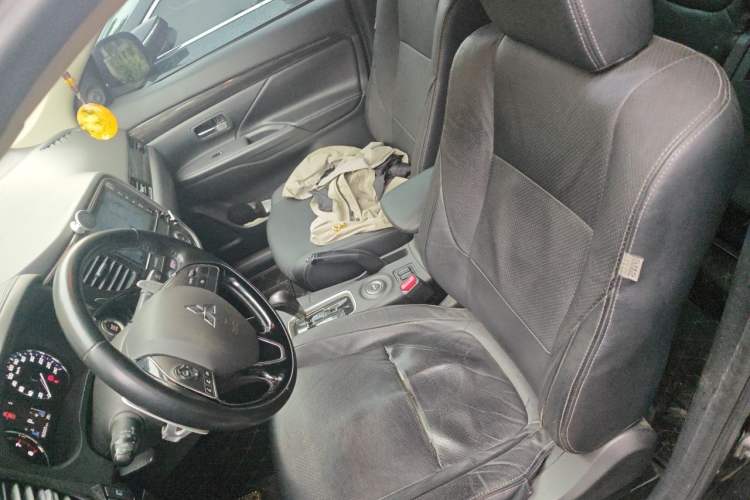 Used Mitsubishi Outlander 2016 2.4L 4x4 Prestige Edition 7-Seater Left Front Seat
