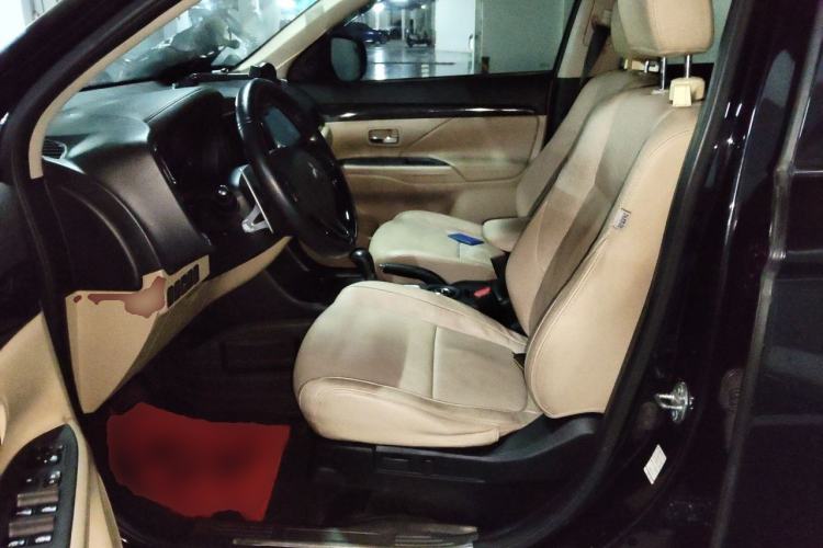 Used Mitsubishi Outlander 2016 2.4L 4x4 Elite Edition 5 Seats Left Front Seat
