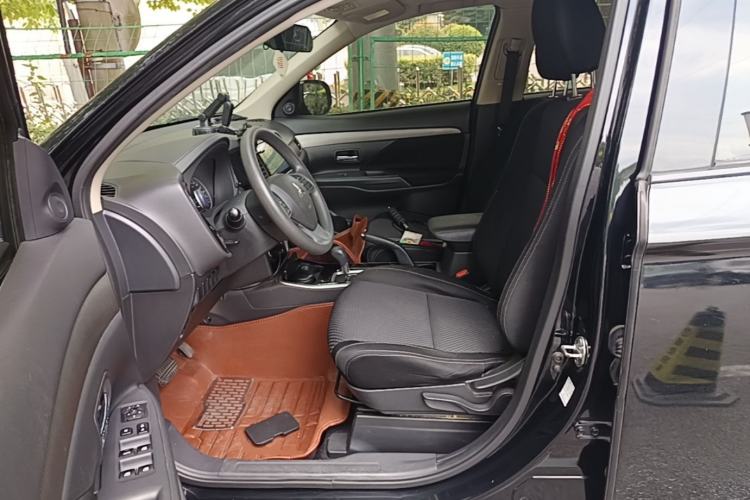 Used Mitsubishi Outlander 2016 2.0L Two-Wheel Drive Fashion Edition 5 Seats Left Front Seat