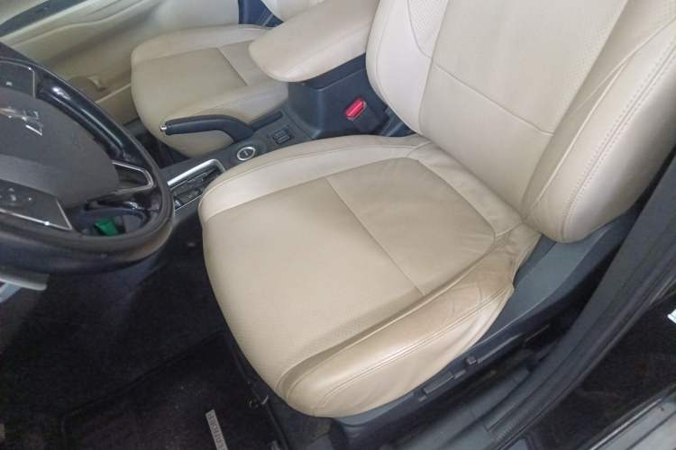 Used Mitsubishi Outlander 2016 2.4L 4x4 Elite Edition 5 Seats Left Front Seat