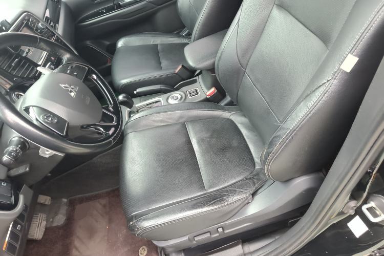 Used Mitsubishi Outlander 2016 2.4L 4x4 Elite Edition 7-Seater Left Front Seat