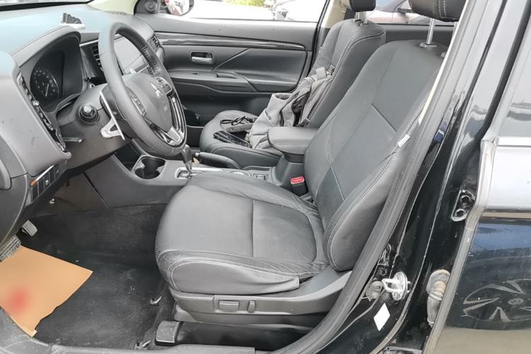 Used Mitsubishi Outlander 2016 2.4L 4x4 Elite Edition 5 Seats Left Front Seat