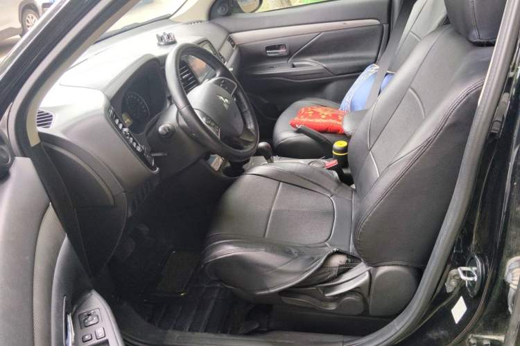 Used Mitsubishi Outlander 2016 2.0L Two-Wheel Drive Fashion Edition 5 Seats Left Front Seat