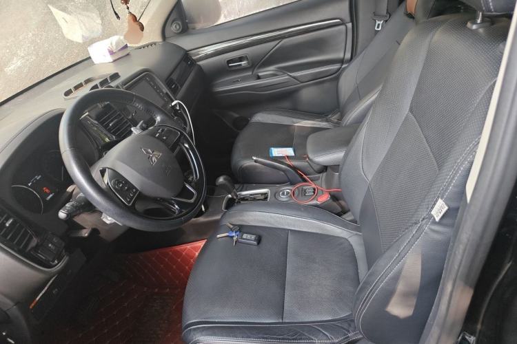 Used Mitsubishi Outlander 2016 2.4L 4x4 Luxury Edition 7-Seater Left Front Seat