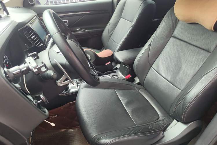 Used Mitsubishi Outlander 2016 2.4L 4x4 Luxury Edition 7-Seater Left Front Seat