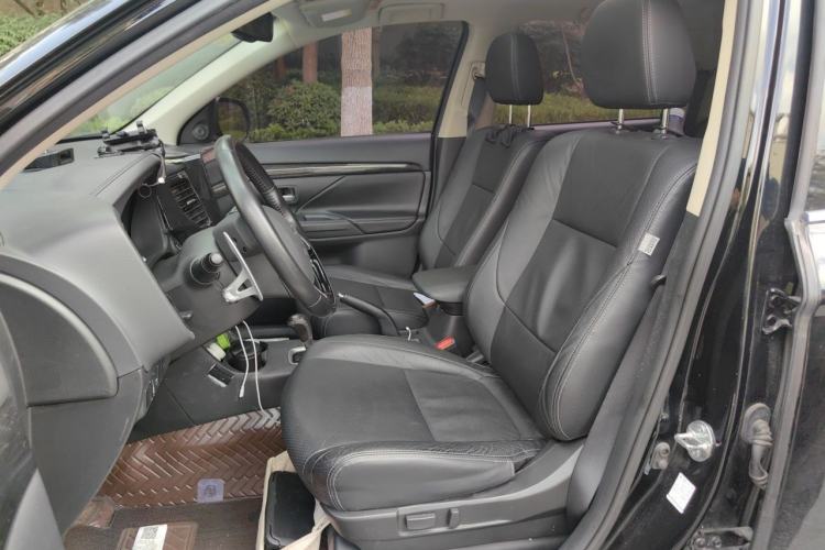 Used Mitsubishi Outlander 2016 2.4L 4x4 Elite Edition 5 Seats Left Front Seat