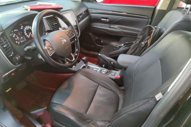 Used Mitsubishi Outlander 2016 2.4L 4x4 Elite Edition 5 Seats Left Front Seat