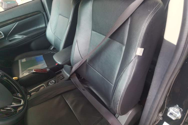Used Mitsubishi Outlander 2016 2.4L 4x4 Luxury Edition 7-Seater Left Front Seat
