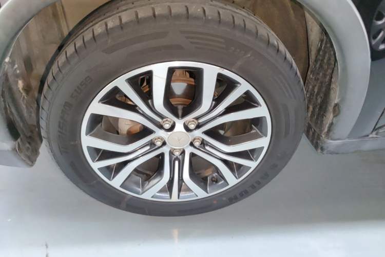 Used Mitsubishi Outlander 2016 2.4L 4x4 Elite Edition 5 Seats Left Front Wheel Hub