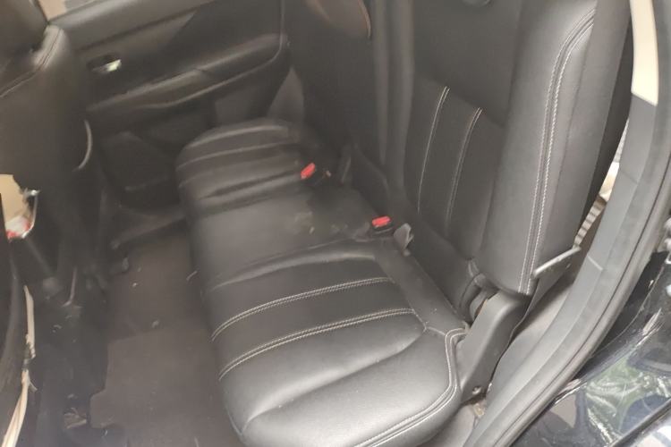 Used Mitsubishi Outlander 2016 2.0L Two-Wheel Drive Fashion Edition 5 Seats Left Rear Seat