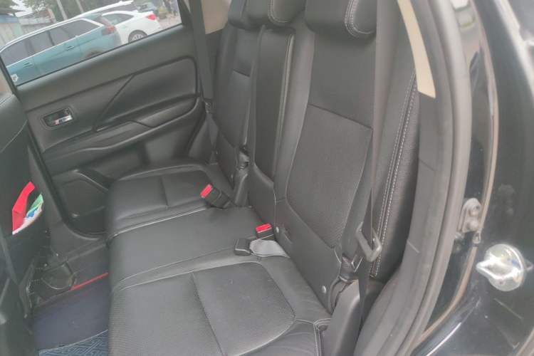 Used Mitsubishi Outlander 2016 2.4L 4x4 Luxury Edition 7-Seater Left Rear Seat