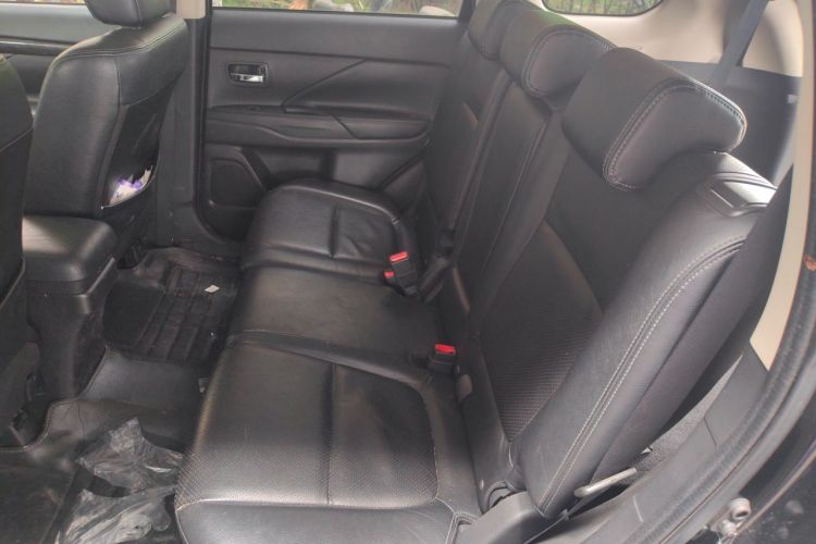 Used Mitsubishi Outlander 2016 2.4L 4x4 Elite Edition 7-Seater Left Rear Seat