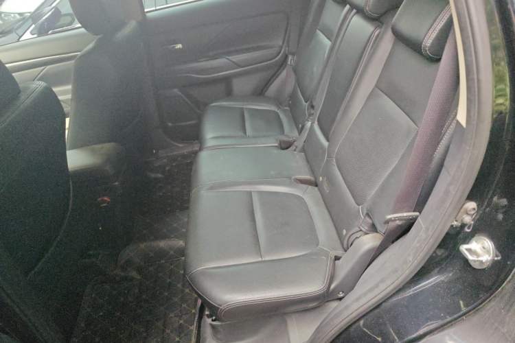 Used Mitsubishi Outlander 2016 2.4L 4x4 Prestige Edition 7-Seater Left Rear Seat