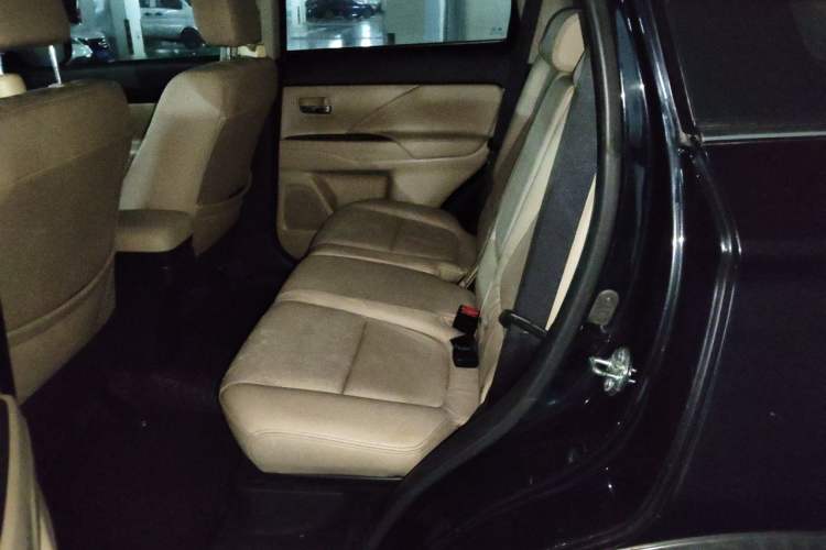 Used Mitsubishi Outlander 2016 2.4L 4x4 Elite Edition 5 Seats Left Rear Seat