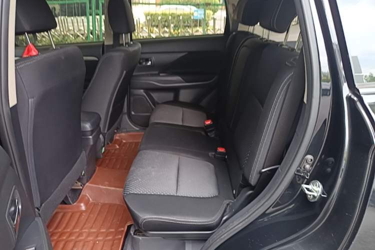 Used Mitsubishi Outlander 2016 2.0L Two-Wheel Drive Fashion Edition 5 Seats Left Rear Seat