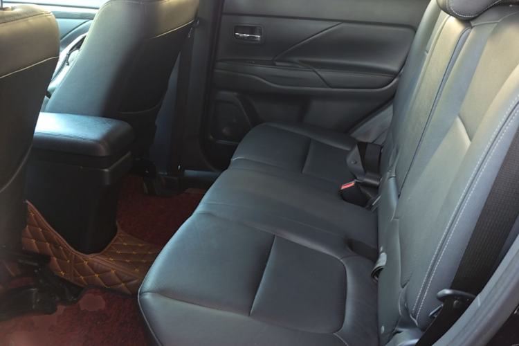 Used Mitsubishi Outlander 2016 2.4L 4x4 Elite Edition 5 Seats Left Rear Seat