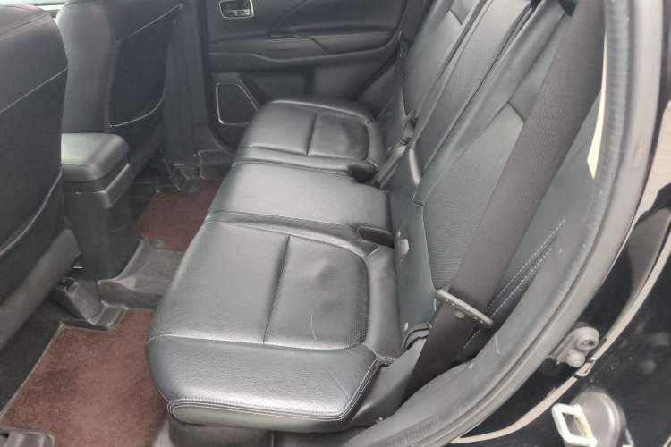 Used Mitsubishi Outlander 2016 2.4L 4x4 Elite Edition 7-Seater Left Rear Seat