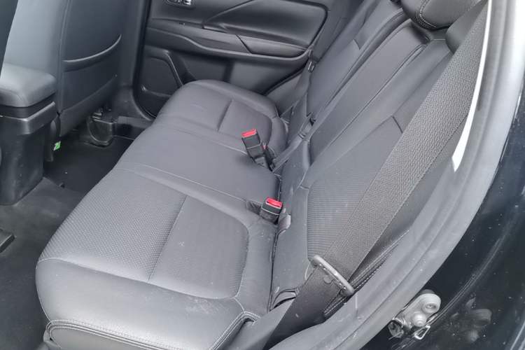 Used Mitsubishi Outlander 2016 2.4L 4x4 Elite Edition 5 Seats Left Rear Seat