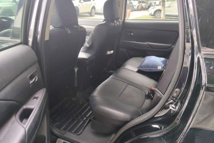 Used Mitsubishi Outlander 2016 2.0L Two-Wheel Drive Fashion Edition 5 Seats Left Rear Seat