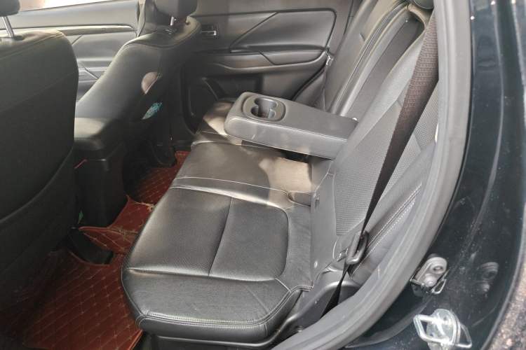 Used Mitsubishi Outlander 2016 2.4L 4x4 Luxury Edition 7-Seater Left Rear Seat