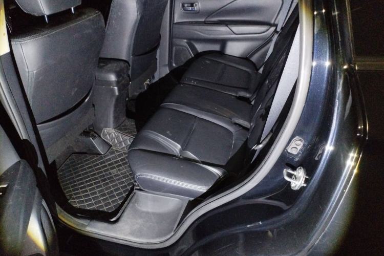 Used Mitsubishi Outlander 2016 2.4L 4x4 Luxury Edition 7-Seater Left Rear Seat