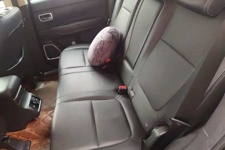 Used Mitsubishi Outlander 2016 2.4L 4x4 Luxury Edition 7-Seater Left Rear Seat