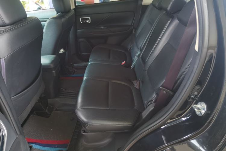 Used Mitsubishi Outlander 2016 2.4L 4x4 Luxury Edition 7-Seater Left Rear Seat