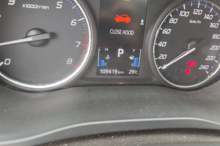 Used Mitsubishi Outlander 2016 2.4L 4x4 Luxury Edition 7-Seater Odometer Close Up
