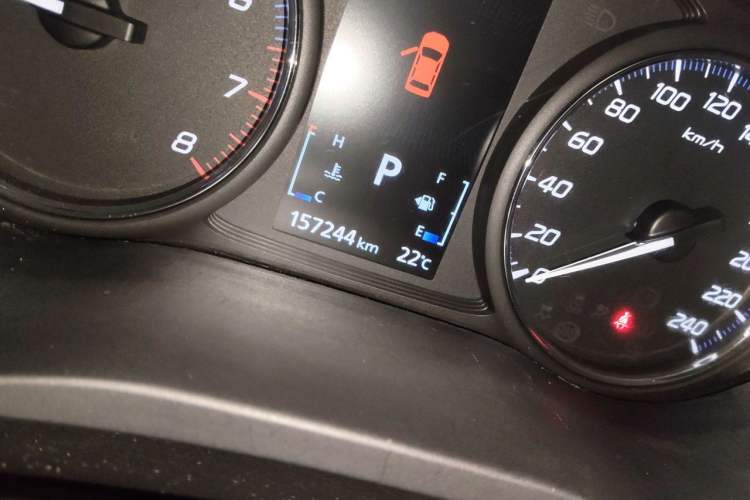 Used Mitsubishi Outlander 2016 2.4L 4x4 Elite Edition 5 Seats Odometer Close Up