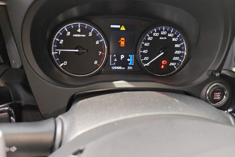 Used Mitsubishi Outlander 2016 2.4L 4x4 Luxury Edition 7-Seater Odometer Close Up