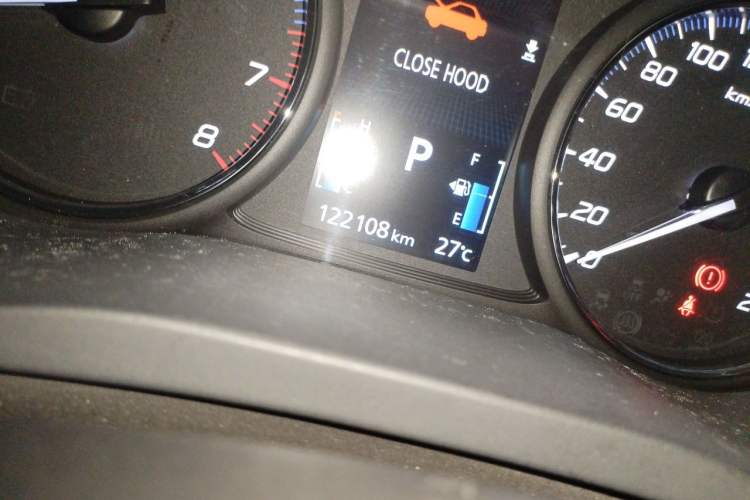 Used Mitsubishi Outlander 2016 2.4L 4x4 Luxury Edition 7-Seater Odometer Close Up
