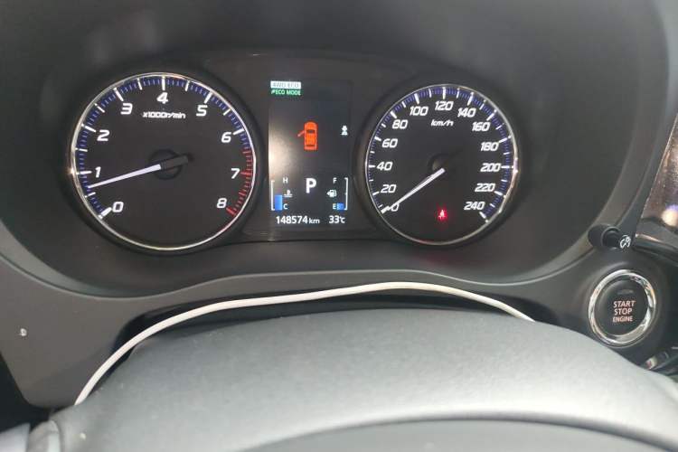 Used Mitsubishi Outlander 2016 2.4L 4x4 Luxury Edition 7-Seater Odometer Close Up