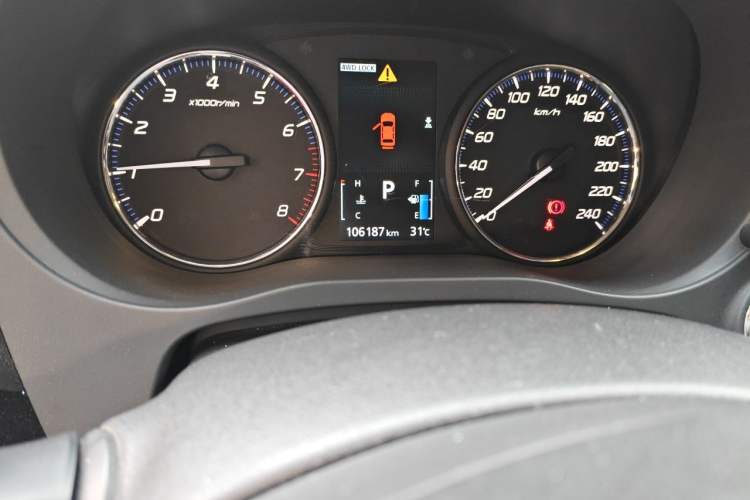 Used Mitsubishi Outlander 2016 2.4L 4x4 Elite Edition 5 Seats Odometer Close Up