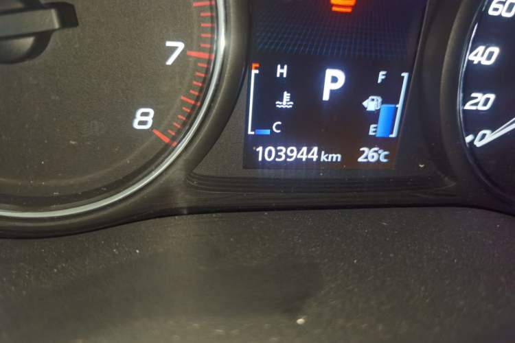 Used Mitsubishi Outlander 2016 2.4L 4x4 Luxury Edition 7-Seater Odometer Close Up