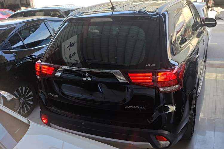 Used Mitsubishi Outlander 2016 2.4L 4x4 Elite Edition 5 Seats Rear