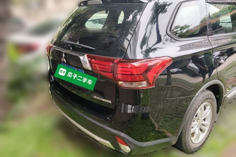 Used Mitsubishi Outlander 2016 2.0L Two-Wheel Drive Fashion Edition 5 Seats Rear