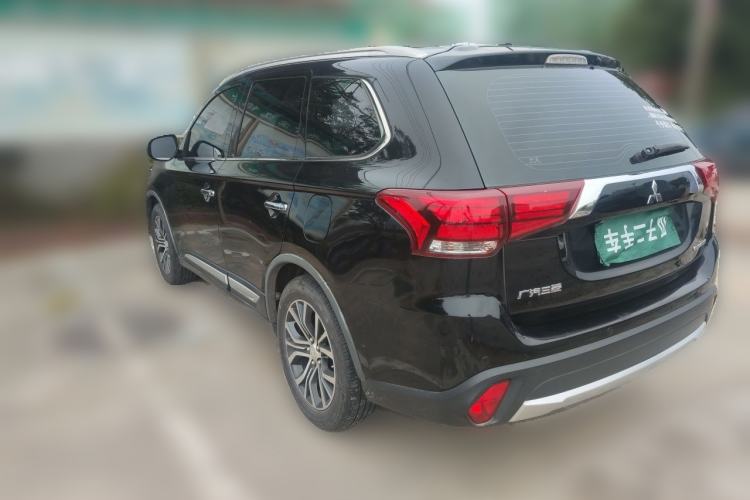 Used Mitsubishi Outlander 2016 2.4L 4x4 Luxury Edition 7-Seater Rear Left 45 Deg