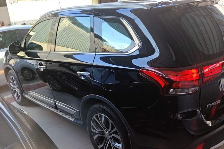 Used Mitsubishi Outlander 2016 2.4L 4x4 Elite Edition 5 Seats Rear Left 45 Deg