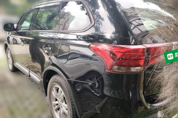 Used Mitsubishi Outlander 2016 2.0L Two-Wheel Drive Fashion Edition 5 Seats Rear Left 45 Deg