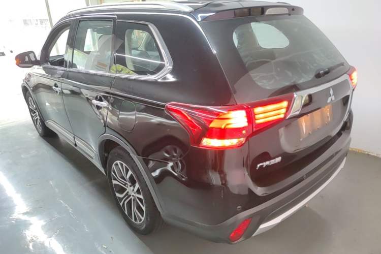Used Mitsubishi Outlander 2016 2.4L 4x4 Elite Edition 5 Seats Rear Left 45 Deg