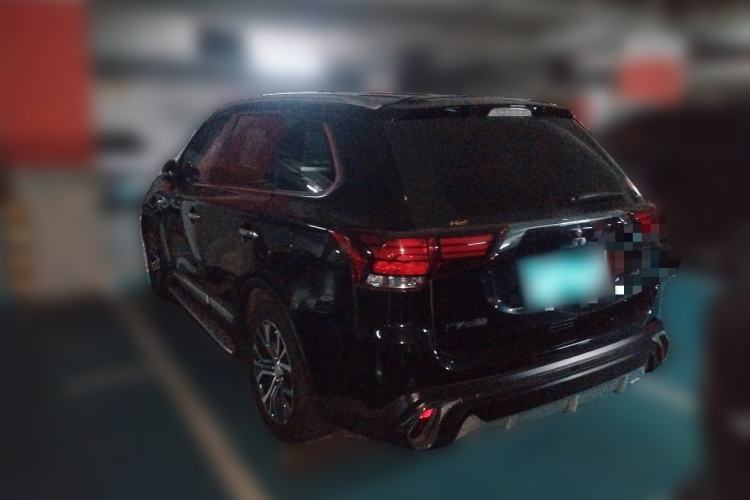 Used Mitsubishi Outlander 2016 2.4L 4x4 Luxury Edition 7-Seater Rear Left 45 Deg