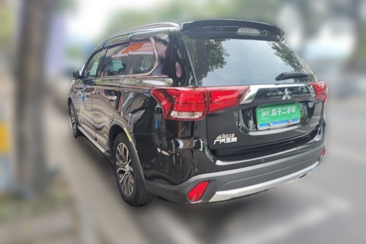 Used Mitsubishi Outlander 2016 2.4L 4x4 Luxury Edition 7-Seater Rear Left 45 Deg