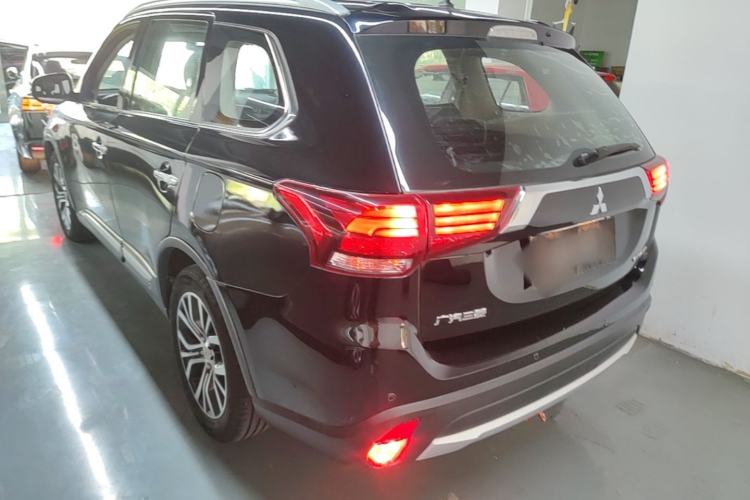 Used Mitsubishi Outlander 2016 2.4L 4x4 Elite Edition 5 Seats Rear Left 45 Deg
