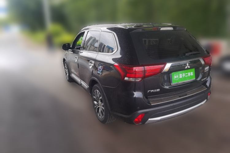 Used Mitsubishi Outlander 2016 2.4L 4x4 Luxury Edition 7-Seater Rear Left 45 Deg